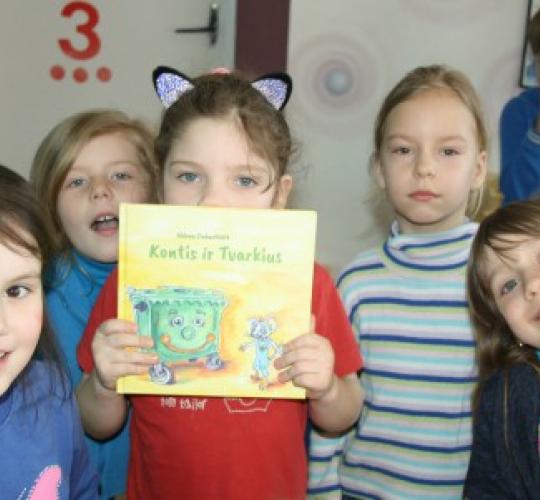 Regiono vaikų darželiams išdalyta 140 pasakų knygų apie atliekų tvarkymą